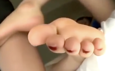 vjav 足舐めというよりも、つま先に食らいつく感じです。/It is more like a toe bite than a foot lick.